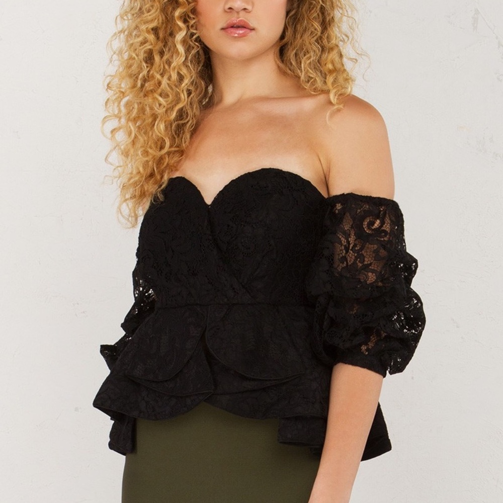 AKIRA OFF LACE SHOULDER PEPLUM TOP BLACK SMALL